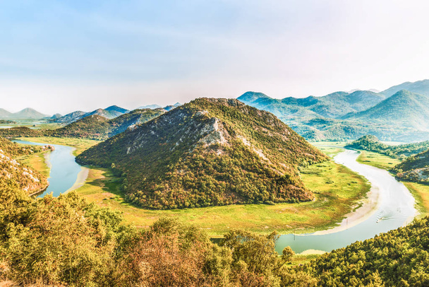 Czarnogóra majestatyczny Krajobraz - Rzeka Crnojevica gięcia w Parku Narodowego Jeziora Skadar. - Zdjęcie, obraz