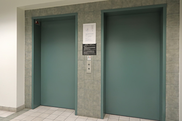 Kaksi hissiä sisätiloissa
 - Valokuva, kuva