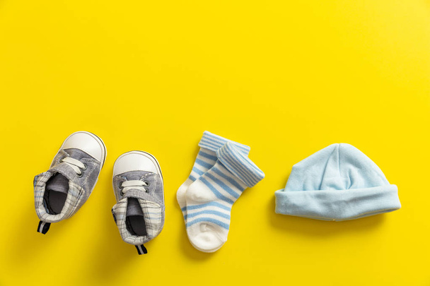 Bebé niño concepto de ducha sobre fondo amarillo brillante, espacio para copiar, vista superior
 - Foto, Imagen