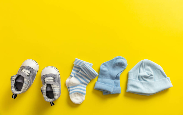 Baby ντους αγόρι έννοια σε φωτεινό κίτρινο φόντο, διάστημα αντίγραφο, το top view - Φωτογραφία, εικόνα