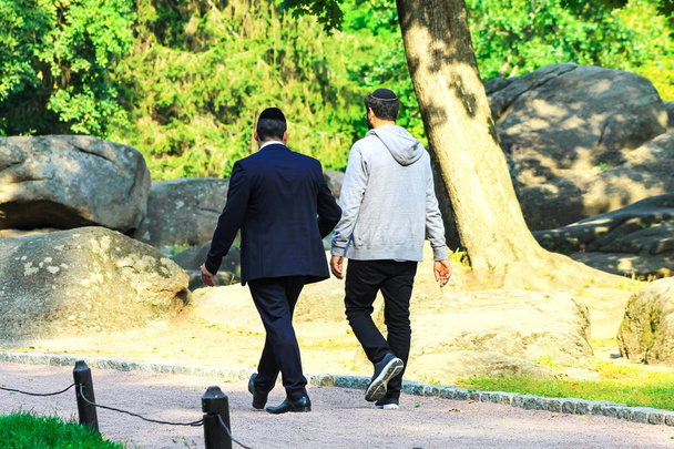 2 людина, Хасиди євреїв гуляють у парку в м. Умань, Україна, час з до єврейського нового року Рош-га-Шана - Фото, зображення