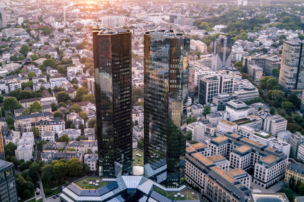 Luchtfoto van het financiële district in Frankfurt am Main, Duitsland - Europa - Foto, afbeelding