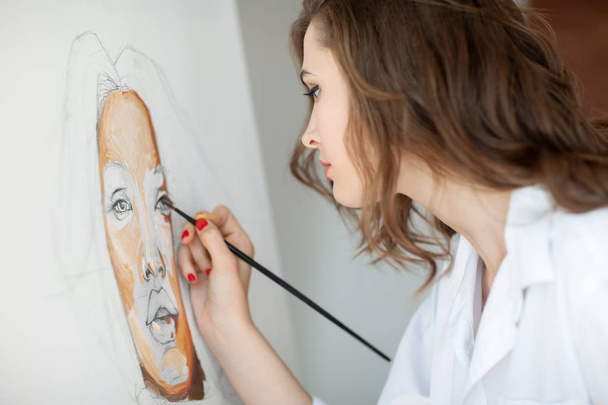 Closeup of artist painting woman portrait in studio - Fotoğraf, Görsel
