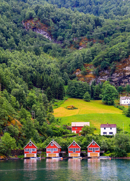 Klein dorp in de bergen stad, de beroemde van Fjord Noorwegen. - Foto, afbeelding