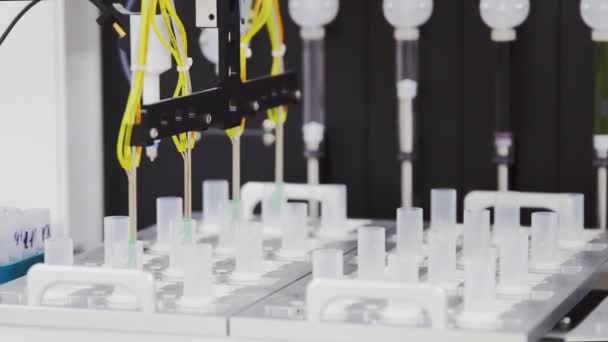 Investigación para identificar virus peligrosos en el laboratorio utilizando robots
 - Metraje, vídeo
