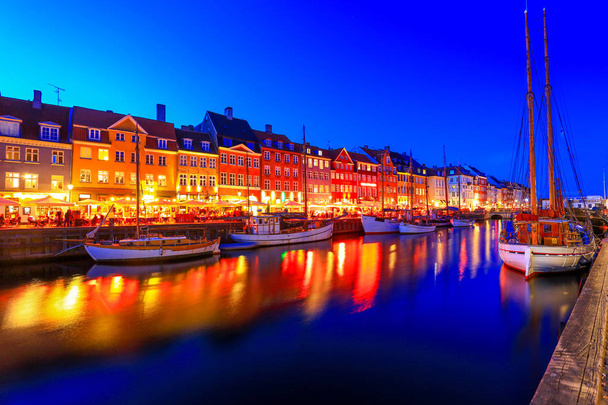 Nyhavn es un distrito costero, de canales y entretenimiento del siglo XVII en Copenhague, Dinamarca.. - Foto, imagen