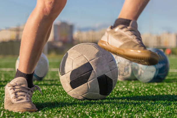 Futbol görmezden vuruş ayağı ile topu. Eğitim milli futbol takımı. Futbol zemin kaplama suni çim şeklinde. Çocuk takım. - Fotoğraf, Görsel