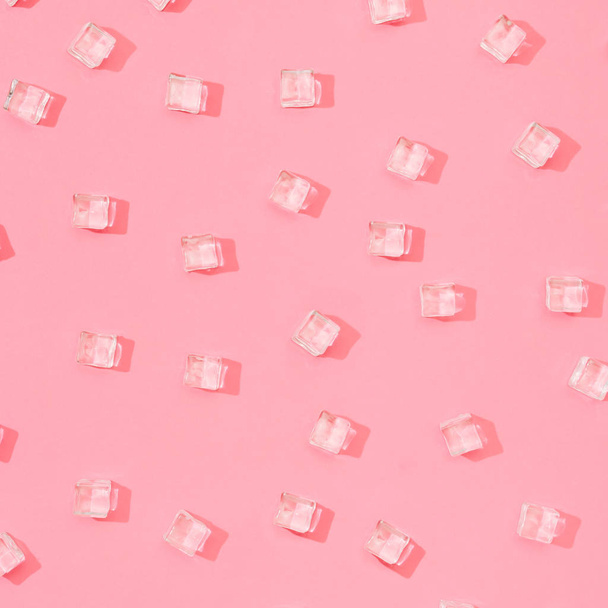 Modello cubetti di ghiaccio su sfondo rosa pastello. Concetto di bevanda estiva minima
  - Foto, immagini