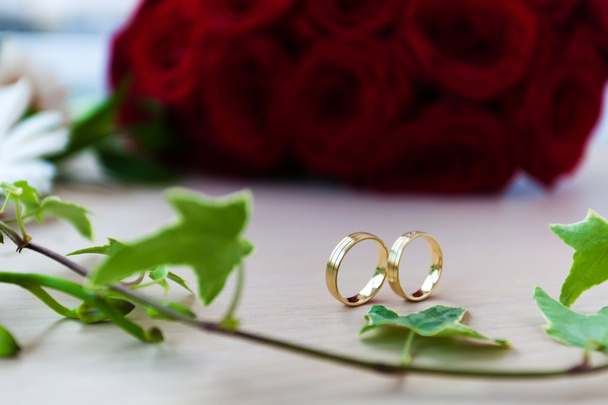 Свадебные кольца и букет из белых роз
 - Фото, изображение