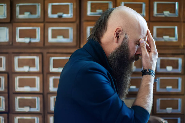 Fáradt szakállas csípő ember stressz drámai portréja. Depresszió-koncepció - Fotó, kép