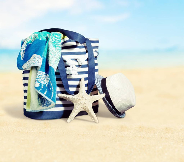 En la playa de verano grupo de objetos bolso de playa accesorio personal aislado
 - Foto, Imagen