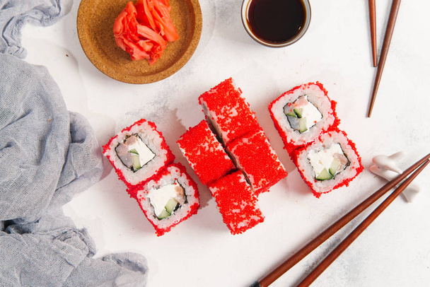 Top näkymä perinteisten japanilainen sushi rullina tarjoillaan inkivääri valkoinen kivi tausta
 - Valokuva, kuva