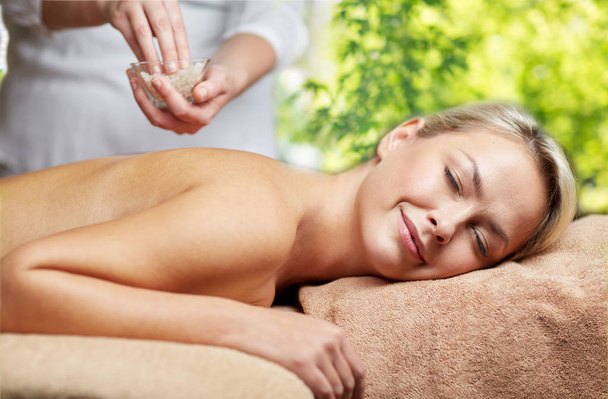 женщина с солевым массажем в спа
 - Фото, изображение