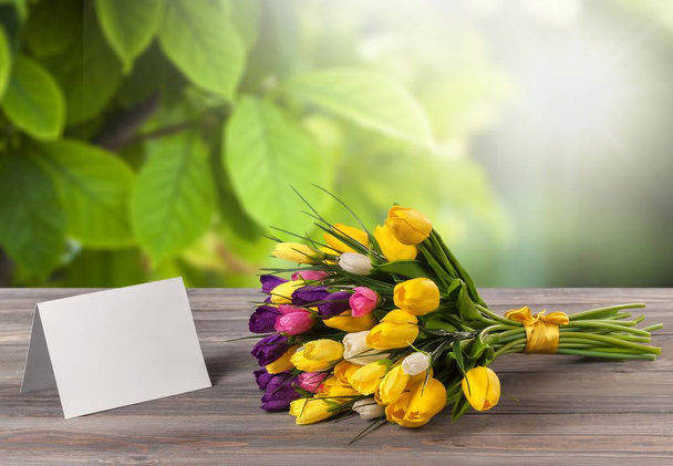 Fresh tulips with blank card - Foto, Imagem