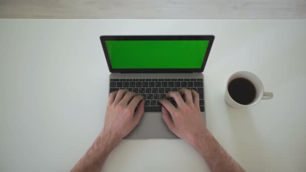 Geschäftsmann tippt auf einem Computer mit grünem Bildschirm - Filmmaterial, Video