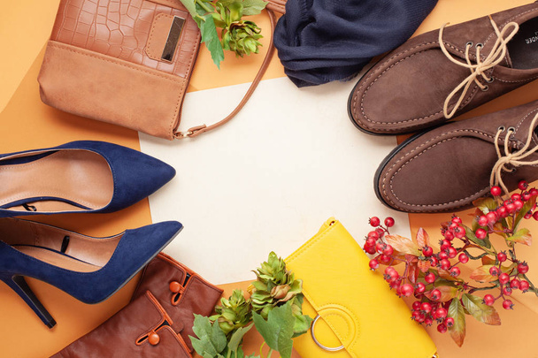 Flat lag met collectie herfst vrouwen accessoires. Winkelen, mode blog, verkoop, cadeau ideeën concept. Bovenaanzicht - Foto, afbeelding