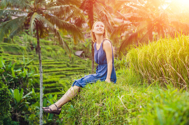 Yeşil cascade pirinç alan plantasyonunda, Bali, Endonezya oturan genç kadın  - Fotoğraf, Görsel