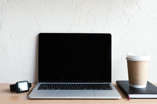 ordinateur portable avec écran blanc, smartwatch, ordinateur portable et café pour aller sur la table
  - Photo, image