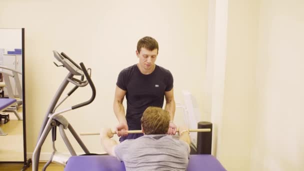 Doktor dělá cvičení zotavení pro zdravotně postižené muže - Záběry, video