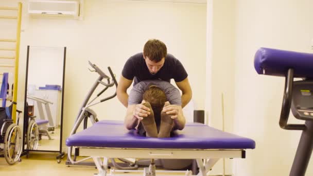 Doktor dělá cvičení zotavení zakázat muže - Záběry, video
