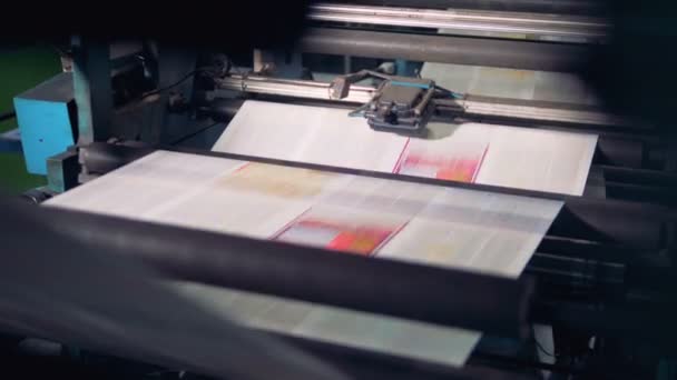 Krant gedrukt op een huis-drukmachine. - Video