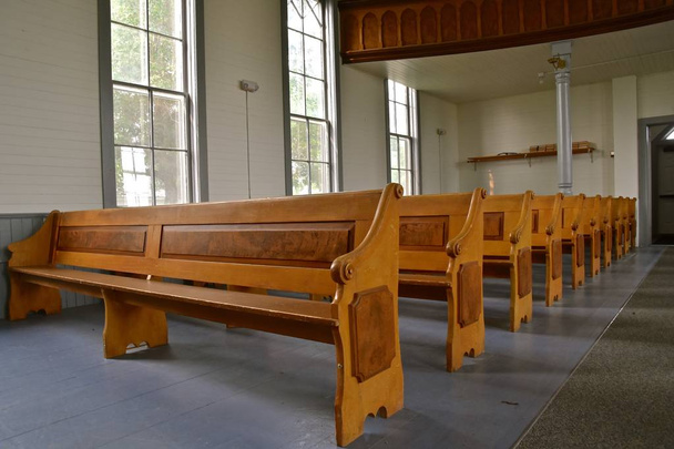 Fileiras de velhos bancos de madeira em uma igreja luterana histórica
 - Foto, Imagem