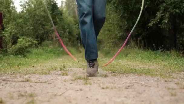 ジャンプ ロープで広袖にスキップ年配の男性のショットを閉じる - 映像、動画