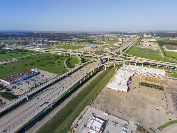 Top View Interstate 10 tai Katy moottoritie massiivinen risteys, pino risteys, kohonnut tienristeys ylikulkusilta päivällä kirkas sininen taivas. Aerial pääkaupunkiseudun Katy, Texas, Yhdysvallat
 - Valokuva, kuva