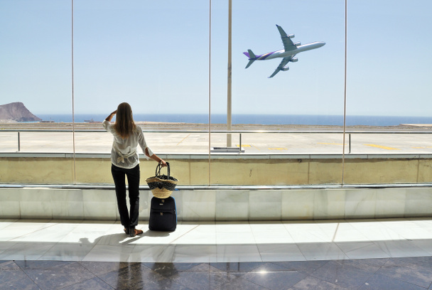 Дівчина у вікні аеропорту
 - Фото, зображення