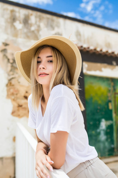 Yaz şapka gülümseme yaz terasında güzel beyaz kadın portresi - Fotoğraf, Görsel