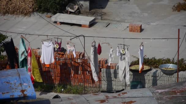 vaatteet kuivaus pyykkinarulla maaseudulla
. - Materiaali, video