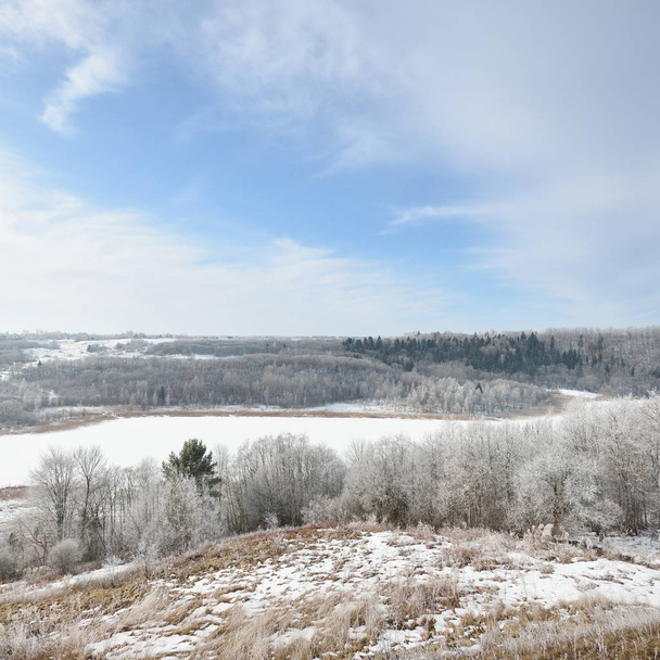 Snowcovered winterlandschap. Izborsk vallei, Rusland - Foto, afbeelding