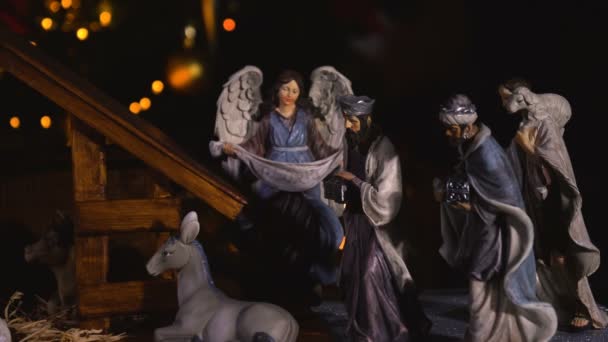 Jezus Chrystus szopka z światła atmosferycznego. Jezus Chrystus urodzenie w stajni z figury Maryi i Józefa. Boże Narodzenie sceny. Dolly strzał 4k - Materiał filmowy, wideo