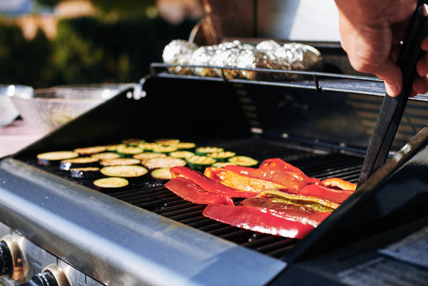 Grilling vegetables and potatoes in the open air and cooking cooking barbecue. - Foto, Imagem
