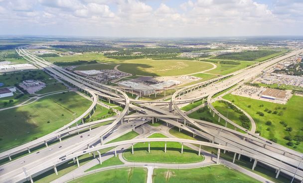 Πανόραμα οριζόντια εναέρια Διακρατικά 10 ή το Katy αυτοκινητόδρομο τεράστια τομή, κόμβος στοίβα, αυξημένα οδικό κόμβο αερογέφυρα σύννεφο μπλε ουρανό. Το Top view μητροπολιτική περιοχή της Katy, Τέξας, ΗΠΑ - Φωτογραφία, εικόνα