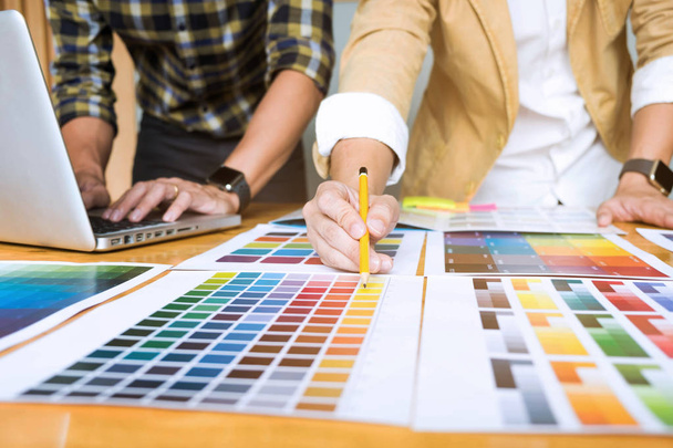 グラフィック デザイナーは、デザインの色バンド サンプルから色を選択します。仕事のデザイナーのグラフィックの創造性の概念 .  - 写真・画像