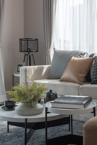 уютный стиль гостиной с набором диванов и подушек, концепция дизайна интерьера
 - Фото, изображение