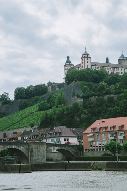 vecchia storica fortezza Marienberg sulla collina vicino al fiume Meno a Wurzburg, Germania
 - Foto, immagini