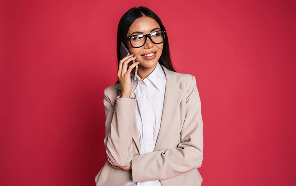 Portrait of young businesswoman speaking using smartphone - Foto, imagen