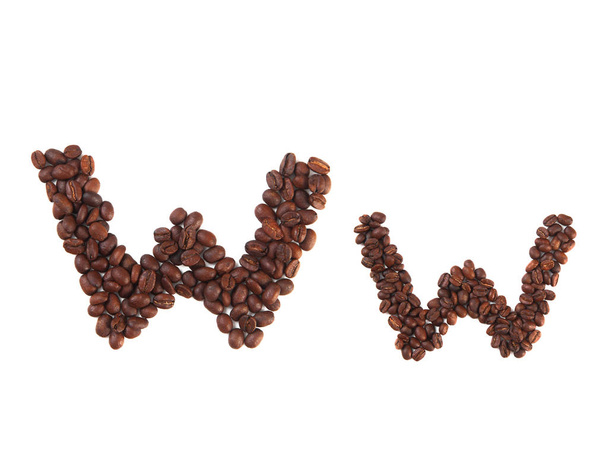Letra W hecha de granos de café, aislados en blanco. Conceptos: alfabeto, logotipo, creativo, café, hecho a mano, palabras, símbolos
. - Foto, Imagen