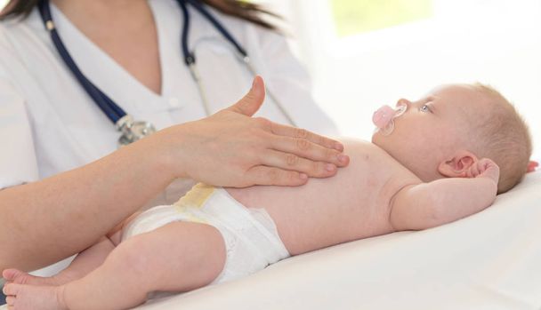 Kinderarzt untersucht Babybauch in Klinik - Foto, Bild