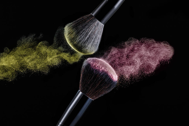 Make up brush with powder splashes on black background - Valokuva, kuva