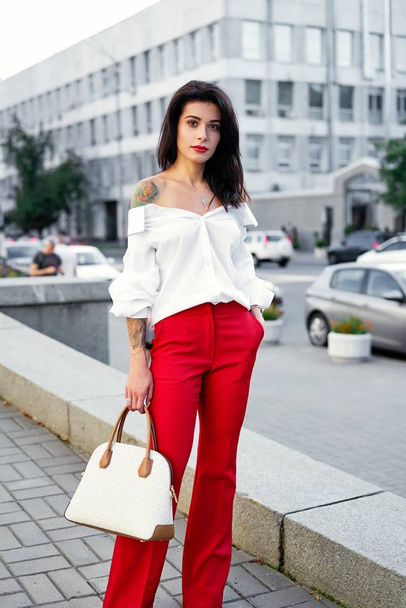 Young gorgeous brunette woman posing on the street  - Фото, зображення