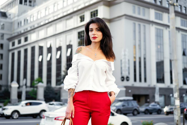 Young gorgeous brunette woman posing on the street  - Foto, Bild