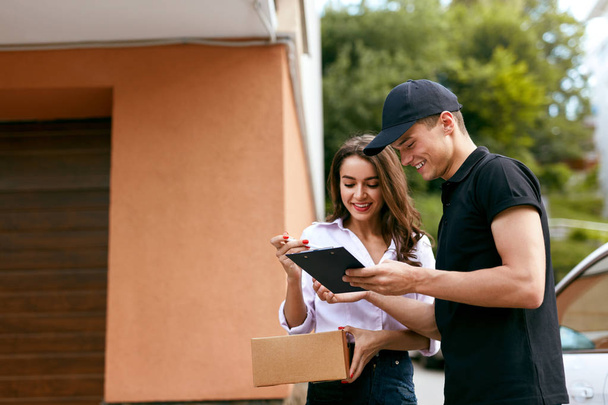 Delivery Courier. Man Delivering Package To Woman - Foto, imagen