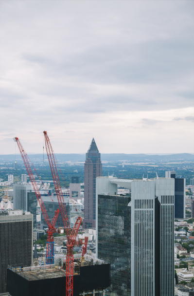 Εναέρια άποψη του γερανού, ουρανοξύστες και κτίρια σε Φρανκφούρτη στον Μάιν, Γερμανία  - Φωτογραφία, εικόνα