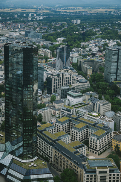 Αεροφωτογραφία του αστικού τοπίου με ουρανοξύστες και κτίρια σε Φρανκφούρτη στον Μάιν, Γερμανία  - Φωτογραφία, εικόνα