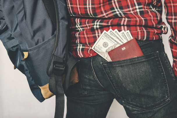 Homme sac à dos touristique tenant un passeport plein d'argent. Jeune homme randonneur sac à dos. Voyage vacances d'été
. - Photo, image