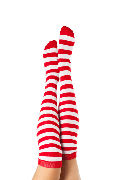pernas longo feminino em meias listradas isolado no fundo branco
 - Foto, Imagem