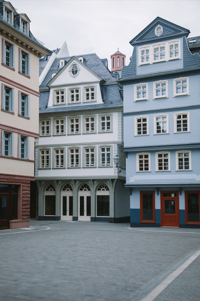 πολύχρωμα κτίρια στην πόλη του δρόμου στη Φρανκφούρτη, Γερμανία  - Φωτογραφία, εικόνα